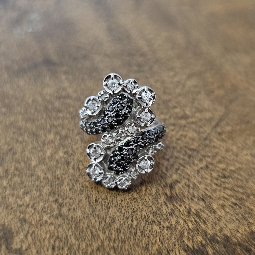 Elegant Silver and Black Crystal Ring